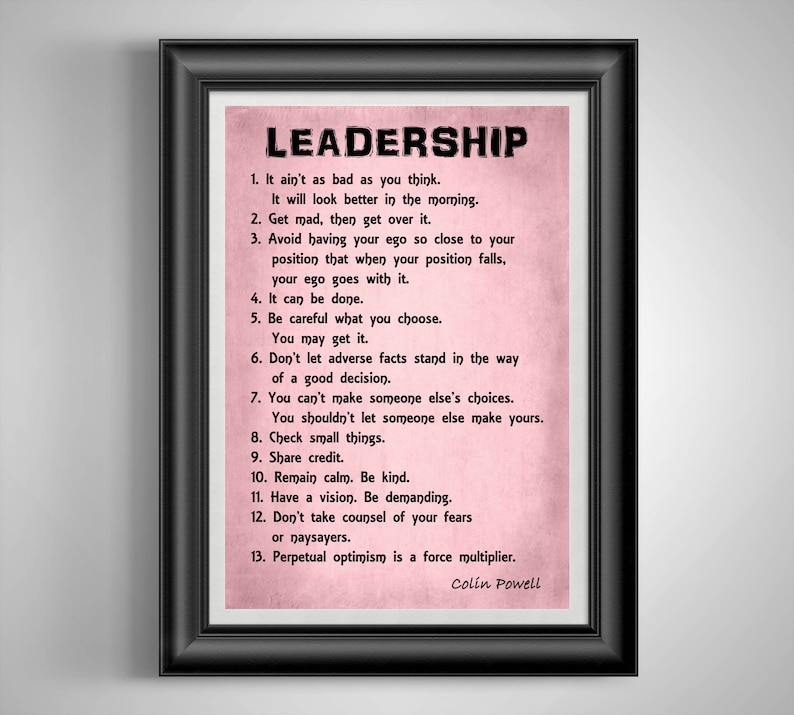 K&ouml;nnte beinhalten: Ein rosa-schwarzer druckbarer Poster mit dem Wort "Leadership" in gro&szlig;en schwarzen Buchstaben oben. Der Poster listet 13 F&uuml;hrungstipps in schwarzem Text auf rosa Hintergrund auf. Der Poster wird Colin Powell zugeschrieben.
