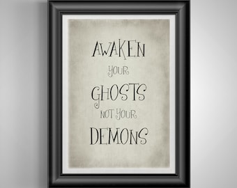 Cita inspirada en el músico David Bowie: "Despierta a tus fantasmas, no a tus demonios". Póster minimalista tipográfico, idea de regalo sin marco.