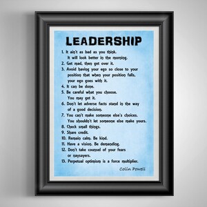 K&ouml;nnte beinhalten: Ein blaues und wei&szlig;es druckbares Poster mit dem Wort "Leadership" in gro&szlig;er schwarzer Schrift. Das Poster listet 13 F&uuml;hrungstipps auf, die Colin Powell zugeschrieben werden.