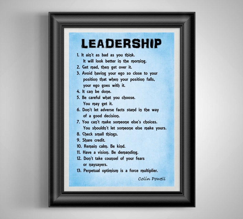 K&ouml;nnte beinhalten: Ein blaues und wei&szlig;es druckbares Poster mit dem Wort "Leadership" in gro&szlig;er schwarzer Schrift. Das Poster listet 13 F&uuml;hrungstipps auf, die Colin Powell zugeschrieben werden.