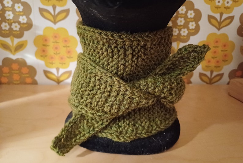 Gestrickter kleiner Schal aus Wolle mit Alpaka Grün