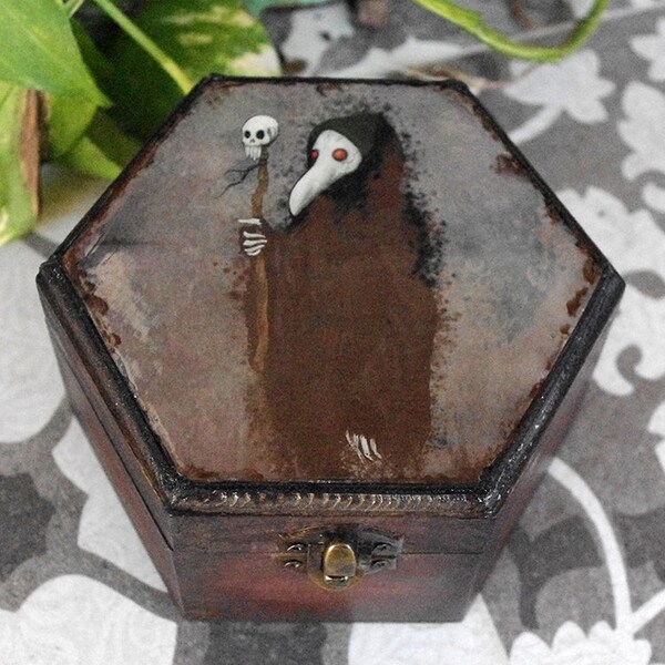 Gothic style little wooden box. Plague doctor. Decoupage and hand painted. Jewelry box with Dottore della peste illustration