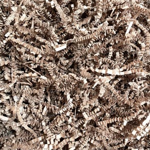 Può includere: Trucioli di carta marrone per imballaggio e confezioni regalo. La carta triturata è realizzata con carta riciclata ed è un'alternativa sostenibile ai noccioli di imballaggio in plastica.