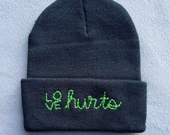 "Handbestickte Mütze mit ""lovebands""-Motiv in kellygrün, auf Bestellung."