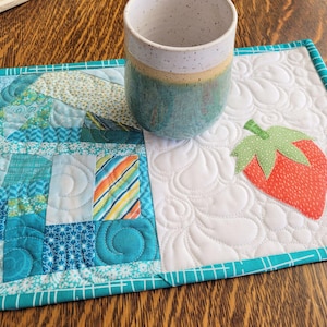 Erdbeer Mini Quilt | Gesteppte Mug Rug & Snack Matte | Schreibtisch Untersetzer | OOAK Sekretärin Geschenk
