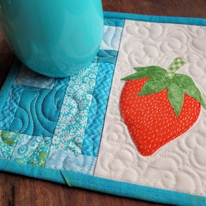 Erdbeer Becher Teppich Mini Quilt | Gesteppter Schreibtisch Untersetzer | Mauspad