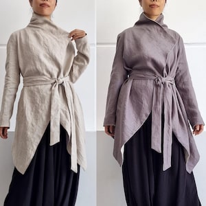 Puede incluir: Dos imágenes lado a lado muestran a una mujer con conjuntos de lino. La imagen de la izquierda presenta una túnica beige con cuello alto y cinturón a juego, combinada con pantalones harén negros. La imagen de la derecha muestra un conjunto similar en color púrpura apagado.