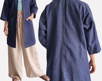 May include: A navy blue linen jacket with a round neckline and three-quarter sleeves. The jacket has a single button closure and two pockets. The model is wearing the jacket with a light beige linen pants. Size: 33"-28"-37" (84-70-94cm). Model: 5'3" (1m60).