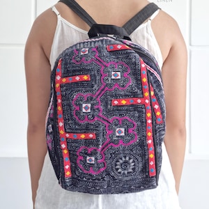 KLAR ATT LEVERERAS - Handgjord ryggsäck i hampa och bomull, handbroderi i Hmong-textil, applikationssömnad för hand, indigofärgning på handvävd hampa