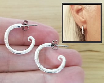 Boucles d'oreilles créoles martelées en argent sterling vintage, boucles d'oreilles créoles ouvertes par la designer Mary B Hetz, fabriquées aux États-Unis