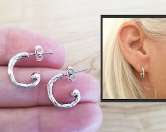 petites boucles d'oreilles vintage martelées en argent sterling, boucles d'oreilles ouvertes, boucles d'oreilles Huggie par la designer Mary B Hetz, fabriquées aux États-Unis