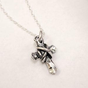 Litet rustikt korshalsband i sterlingsilver, tillverkat i USA.