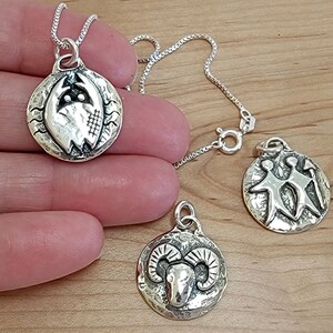Rustikale 3D-Tierkreis-Anhänger aus Sterlingsilber - Doppelseitige, dimensionale Sternzeichen-Charms des Designers Mary B Hetz, hergestellt in den USA