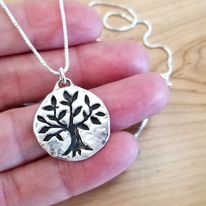 Einzigartige Gehämmerte Sterling Silber Baum des Lebens Charme Anhänger Halskette - Kette Optional - von Designer Mary B Hetz, Made in USA