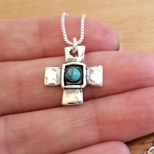 Collana rustica con croce in argento sterling: ciondolo turchese, pendente martellato