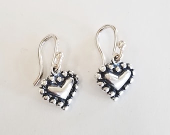 Pendientes de corazón de plata de ley: delicadas joyas con corazones y detalles de cuentas