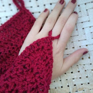 Dark red, burgundy or crimson finger loop crocheted arm warmers Crocheted wrist warmer Deep red fingerless gloves
