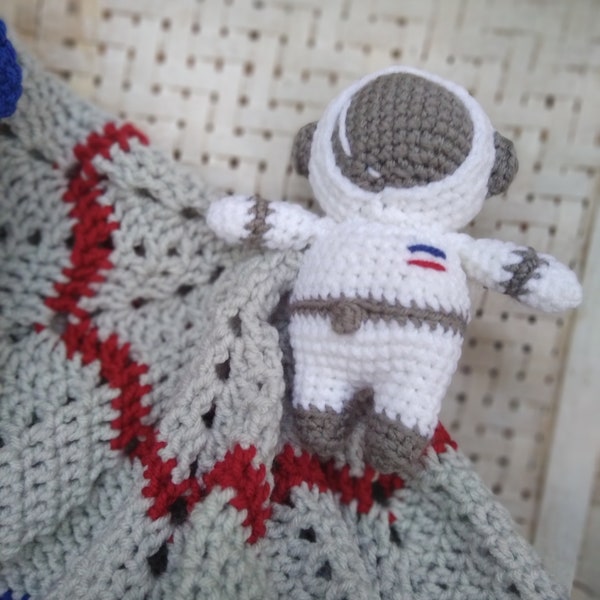 Crocheted star astronaut space baby blanket, baby knit astronaut cuddle baby blanket, outer space astronaut baby blanket