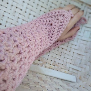 Light pink finger loop crocheted arm warmers Crocheted wrist warmer Pink fingerless gloves
