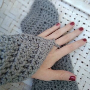 Gray finger loop crocheted arm warmers Crocheted wrist warmer Gray fingerless gloves
