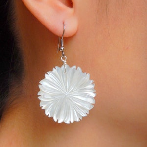 White Flower Earrings, Daisy Flower Earrings, Large Flower Earrings, Iridescent Shell Earrings, Summer Earrings, Shell Earrings