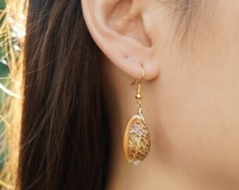 Brown Cowrie Shell Earrings, Speckled Seashell Dangles Gold, Real Cowrie Shell, Beach Shell Jewelry, Summer Earrings, Seashell Jewelry