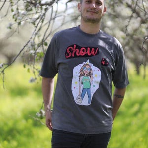 オーバーサイズアートシャツ、ダークストーンウォッシュコットン、リサイクルヴィンテージパッチ、ユニセックスウェアラブルアート