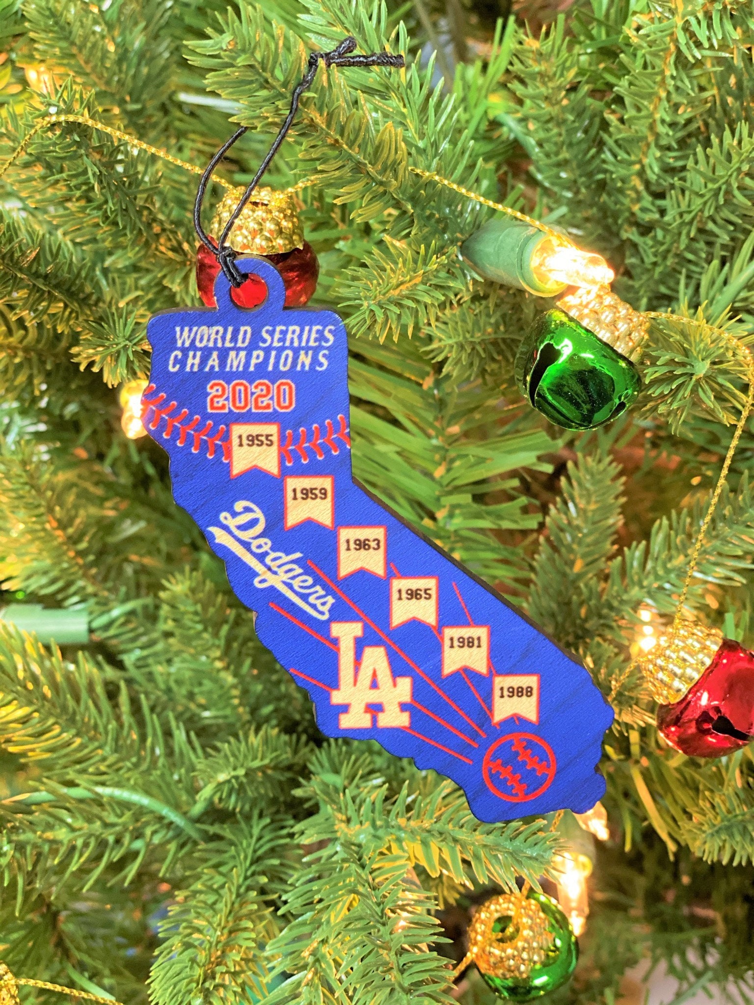 I bought a Dodgers Christmas tree topper from The MLB shop and this is what  they sent me. : r/mlb