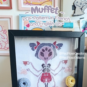 Peut inclure: Broderie au point de croix encadrée représentant un personnage arachnéen avec des tasses à thé et des donuts crochetés. Le texte "Muffet" et "PDF Pattern in French and English US" sont visibles. Une boîte de "Spider Donuts" est également présente.