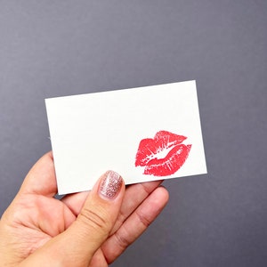 Bloemistenkaart Red Lips - Notitiekaart - Cadeaukaartje - Blanco kaart - Briefpapier bruiloft - Voor bloemen - Liefde - Kus - Verjaardagsbriefje - Valentijnsdag