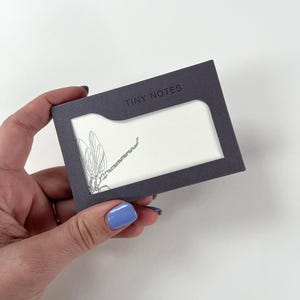 Etiqueta de libélula plateada metalizada - Impresión tipográfica - Notas pequeñas - Etiqueta de regalo de Navidad - Tarjeta plana en blanco - Agradecimiento de Navidad - Nota de libélula