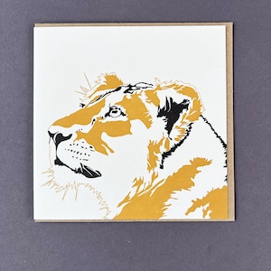 Cartão exclusivo para o Dia das Mães - Cartão da Leoa - Cartão da Mãe Forte - Cartão da Leoa - Mãe - Aniversário da Mãe - Cartões de Safari com Impressão Tipográfica