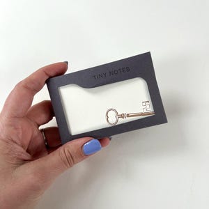 Etiqueta de Natal com chave dourada metálica - Impressão tipográfica - Bilhetes minúsculos - Etiqueta de presente de Natal - Cartão em branco plano - Agradecimento - Chave dourada - Bilhete de amor