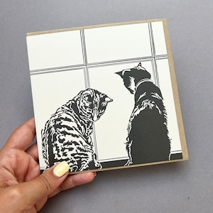 Carte chat - amour chats - carte chat d'anniversaire - chats sur le rebord de la fenêtre - chats regardant par la fenêtre - chats par la fenêtre - carte chat - carte chat mignon