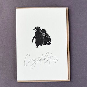 Abraço de pinguim - Tipografia - Cartão de parabéns pelo exame - novo emprego - novo cartão de aventura - Noivado - Casamento - Parabéns - Unissex - Parabéns