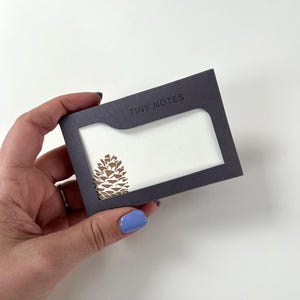 Etiqueta de Natal em forma de pinha - Impressão tipográfica - Notas minúsculas - Etiqueta para presente de Natal - Cartão em branco plano - Agradecimento de Natal - Pinhas - Várias etiquetas