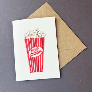 Carte pop-corn - Carte d'anniversaire - Anniversaire amusant - Étiquette cadeau - Carte typographique - Carte unique - Merci - Soirée cinéma - Invitations à une fête