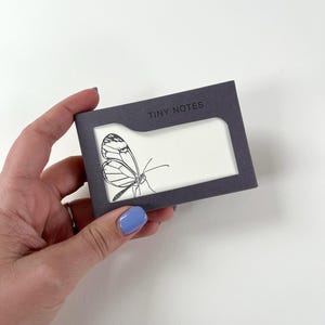 Etiqueta de presente de Natal em forma de borboleta - Impressão tipográfica - Notas minúsculas - Bilhete de florista em forma de borboleta em forma de asa de vidro - Cartão em branco plano - Bilhete de agradecimento de Natal