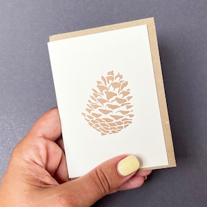 Biglietto con pigna dorata - Pigna metallizzata - Piccolo biglietto con stampa tipografica - Biglietto di auguri - Etichetta regalo di Natale - Grazie - Biglietto di Natale