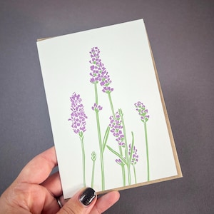 Tarjeta con flores de lavanda - Tarjeta de tranquilidad - Jardín inglés - Tarjeta con flores silvestres - Simplemente porque sí - Impresión tipográfica - Flor morada - Tarjeta de amistad