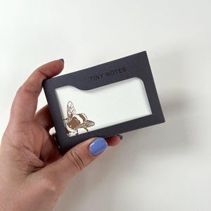 Etiqueta de Natal em forma de abelha dourada metálica - Impressão tipográfica - Notas minúsculas - Etiqueta para presente de Natal - Cartão em branco plano - Etiqueta de aniversário - Etiquetas de abelha douradas - Marcador de lugar