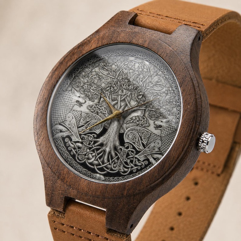 Puede incluir: Un reloj de pulsera con caja de madera marr&oacute;n oscuro y correa de cuero color canela. La esfera presenta una ilustraci&oacute;n monocrom&aacute;tica detallada de un &aacute;rbol con ra&iacute;ces entrelazadas y dos lobos, con manecillas de hora y minuto doradas.