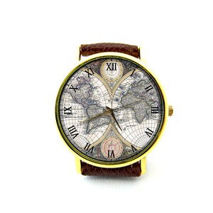 Puede incluir: Un reloj de pulsera de tono dorado con una correa de cuero marr&oacute;n presenta una esfera de mapa del mundo con marcadores de hora en n&uacute;meros romanos.