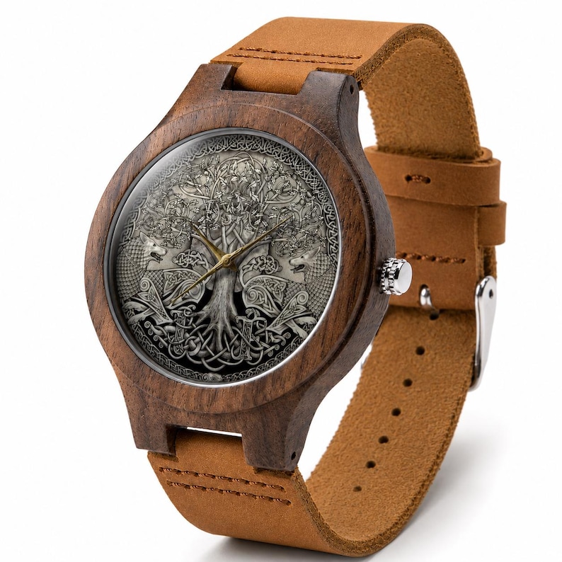 Puede incluir: Un reloj de pulsera con caja de madera marr&oacute;n oscuro y correa de cuero color canela. La esfera presenta una ilustraci&oacute;n gris detallada de un &aacute;rbol con ra&iacute;ces entrelazadas y dos lobos, con manecillas de hora y minuto de color dorado.