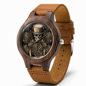 Puede incluir: Un reloj de pulsera con caja de madera marrón oscuro y correa de cuero color canela. La esfera presenta una ilustración detallada de una calavera con sombrero de copa rodeada de intrincados engranajes mecánicos en tonos dorados y negros.