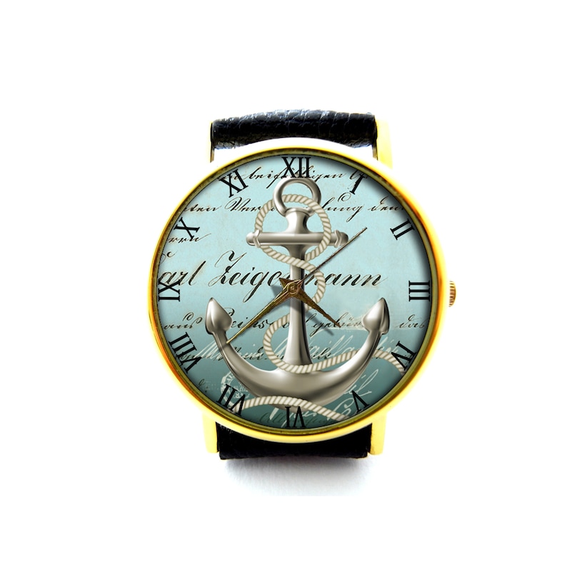 K&ouml;nnte beinhalten: Eine goldfarbene Armbanduhr mit einem schwarzen Lederarmband. Das Zifferblatt der Uhr hat einen blauen Hintergrund mit einem silbernen Anker und einem Seildesign. Das Zifferblatt mit r&ouml;mischen Ziffern zeigt oben "XII" und unten "III" an.