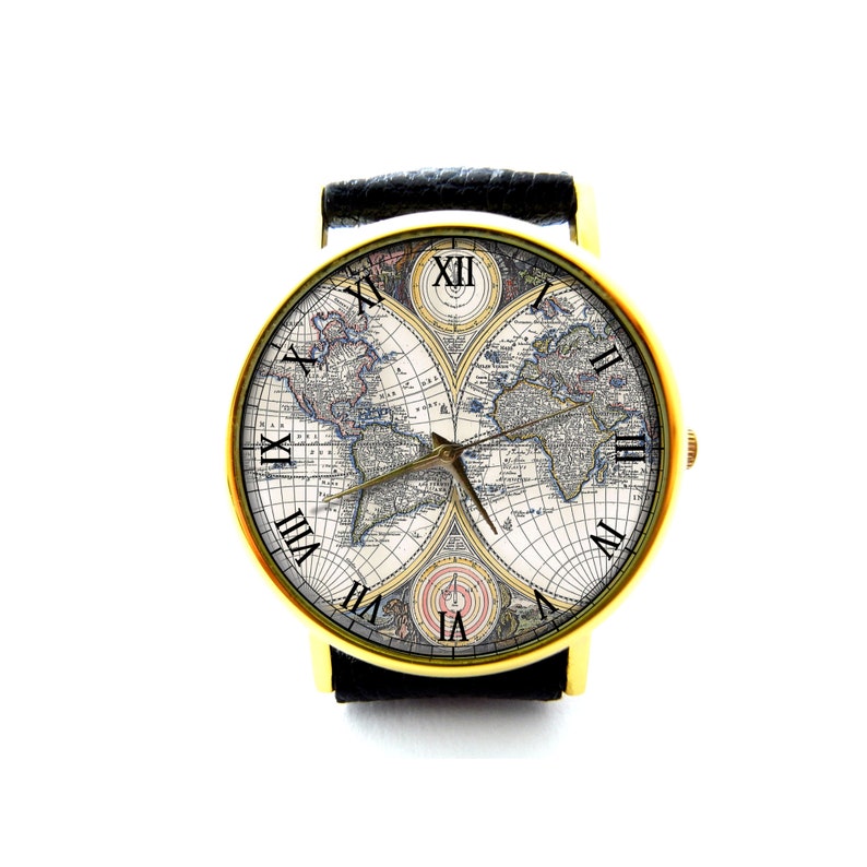 Puede incluir: Un reloj de pulsera dorado con una correa de cuero negro. La esfera del reloj presenta un dise&ntilde;o de mapa del mundo vintage con marcadores de hora en n&uacute;meros romanos.