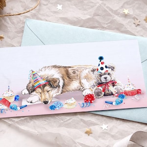 Puede incluir: Tarjeta de felicitación de cumpleaños con una ilustración en acuarela de un perro durmiendo y un oso de peluche, ambos con gorros de fiesta. La tarjeta está decorada con cupcakes, adornos de fiesta y un sobre azul claro.