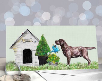 Pode incluir: Um cartão de felicitações com um labrador retriever castanho a regar um arbusto verde com um regador azul. O cão está em pé em frente a uma casinha de cachorro de madeira branca com uma placa que diz "welcome".