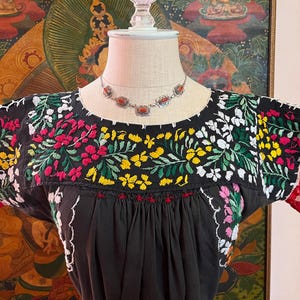 60年代ハンドメイドメキシコ刺繍ドレス/黒地にカラフルな花柄/赤いレーストリム/コットン/ロマンティックな民族風ジプシーマキシドレス/S